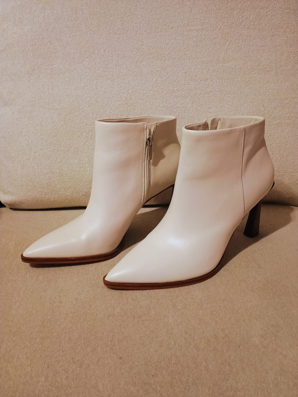 Vince Camuto VP-PENITE Cream Pointed Toe Ankle Boots US 8M